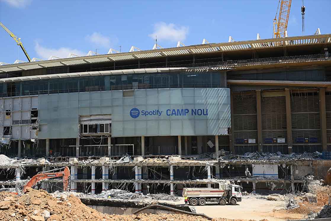 San Camp Nou da tien hanh dai tu tu nam 2023 den gio van chua hoan thien. Anh: AFP
