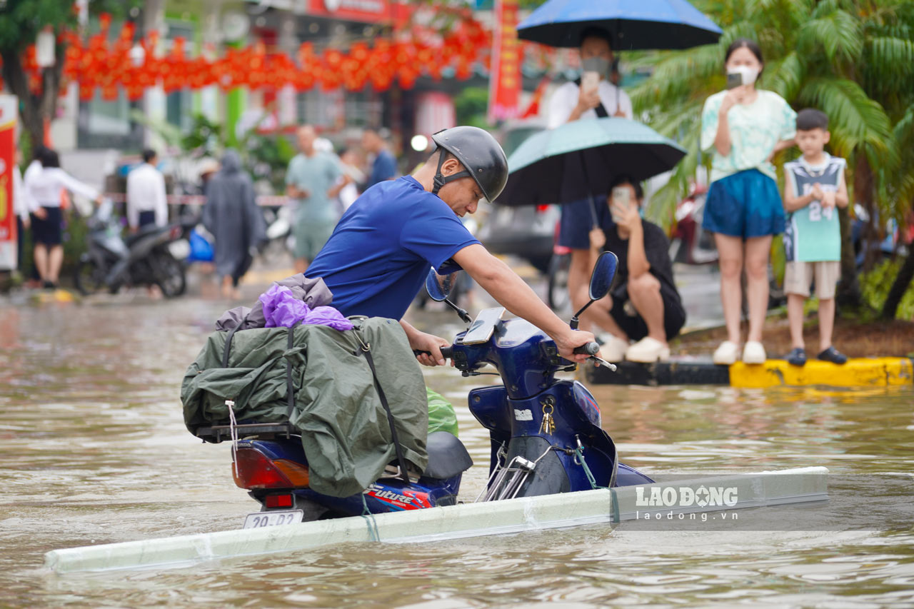 Ghi nhan sang 1.10, khu vuc nay van ngap menh mong, diem cao nhat co the hon 1 met khien viec di chuyen cua nguoi dan gap nhieu kho khan.