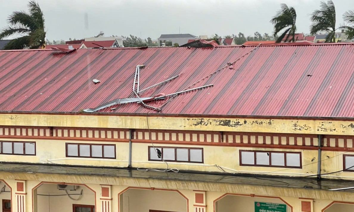 The roof of the public administrative service center was blown off due to a tornado at noon on September 29. Photo: Khuc Thua Du Commune - Hai Phong