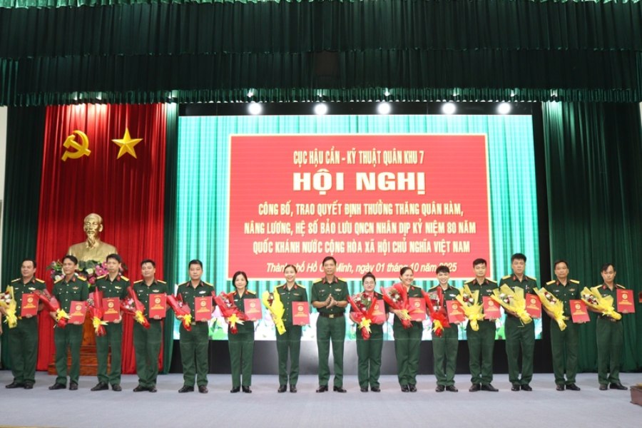 Dai ta Trinh Ngoc Duc - Pho Chu nhiem Hau can - Ky thuat Quan khu 7 trao quyet dinh thuong cap bac quan ham cho quan nhan chuyen nghiep. Anh: Quan khu 7 