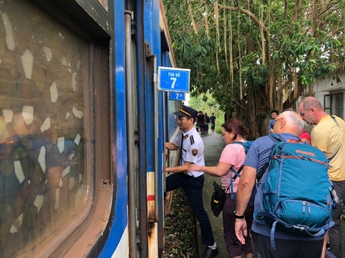 The Railway industry transfers passengers from trains affected by storm No. 10. Photo: VNR