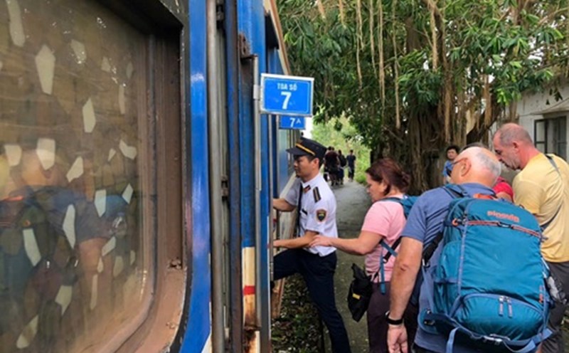 The Railway industry transfers passengers from trains affected by storm No. 10. Photo: VNR