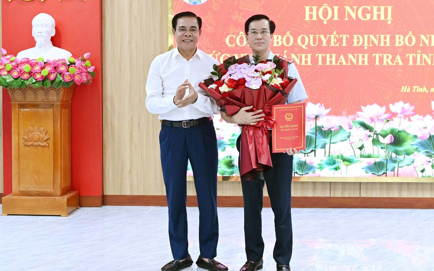 Ong Nguyen Thanh Dien nhan quyet dinh bo nhiem chuc Chanh Thanh tra tinh Ha Tinh. Anh: Duc Van 