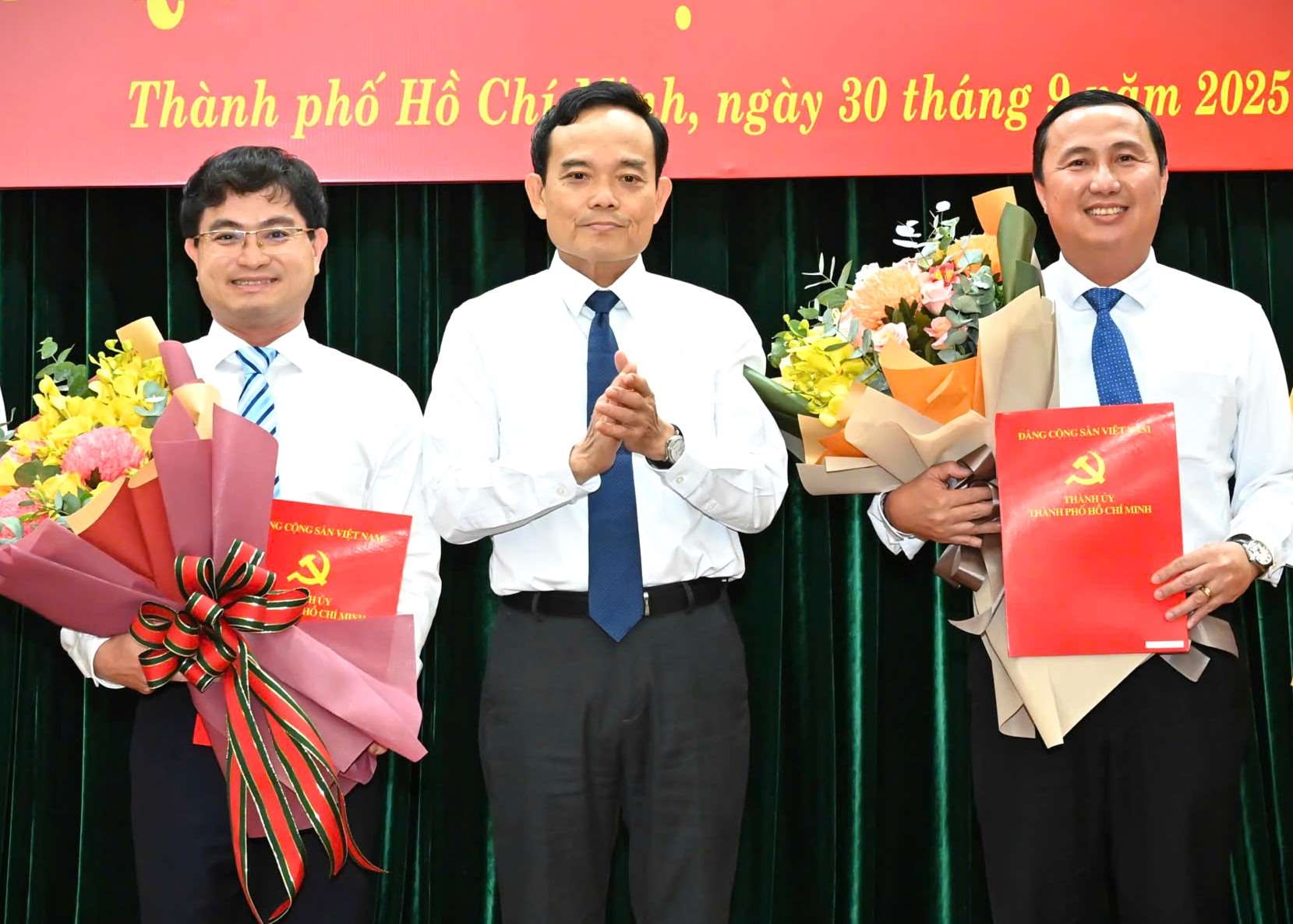 Ho Chi Minh City Party Secretary Tran Luu Quang presented the decision to appoint, transfer, and appoint Mr. Le Hoang Hai (right) and Mr. Le Anh Tu. Photo: Viet Dung
