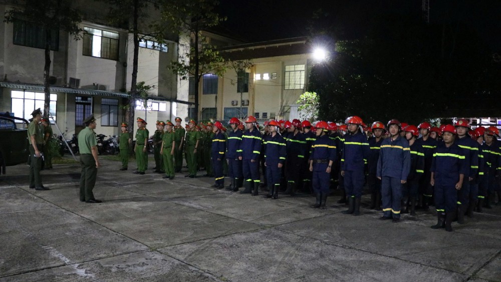 Check the number of soldiers on duty, equipment and means of service to protect the An Giang Provincial Party Congress. Photo: Tien Dung