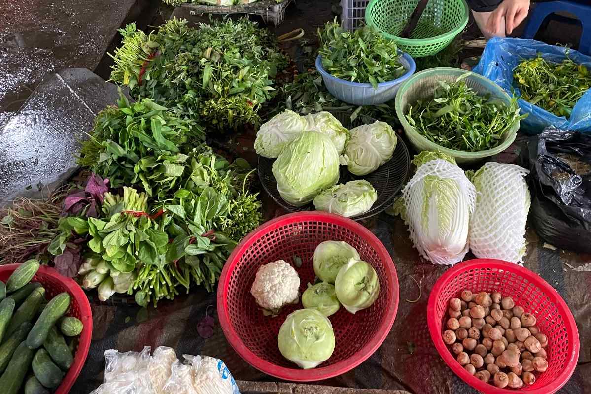 The price of green vegetables has nearly doubled, and the supply is scarce. Photo: Thanh Binh