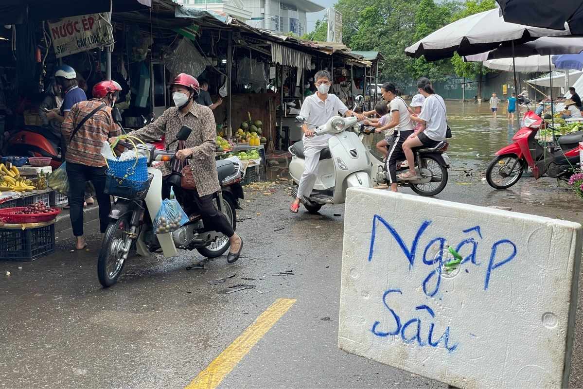 Nhieu nguoi dan quay dau tim loi di khac de di chuyen vao cho truyen thong. Anh: Thanh Binh 
