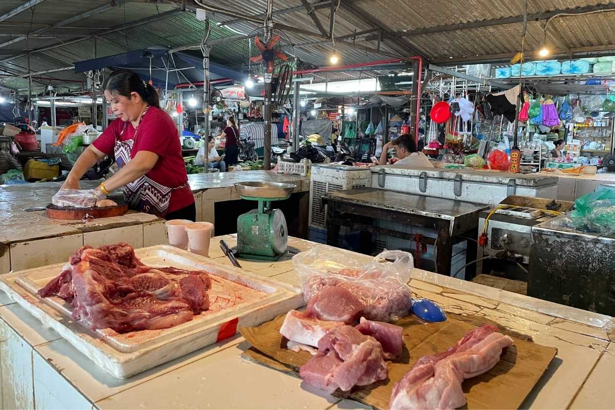 Mat hang thit lon, thit bo chi nhap so luong it. Anh: Thanh Binh 