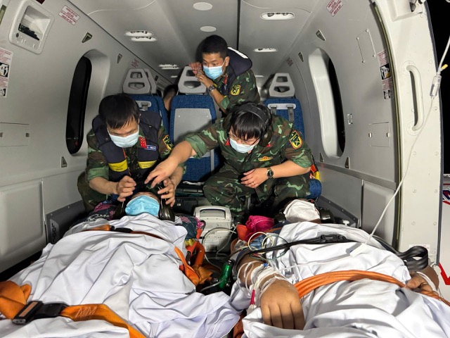 Doctors rescue the patient from the Truong Sa special zone to the mainland safely. Photo: BVCC