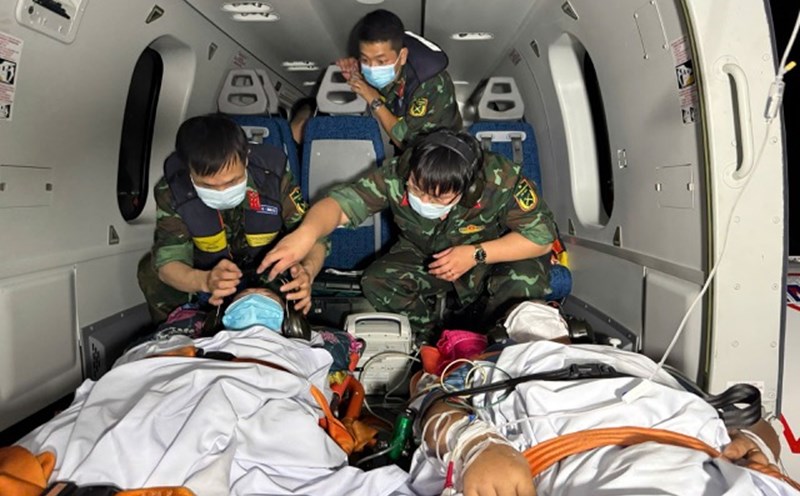 Doctors rescue the patient from the Truong Sa special zone to the mainland safely. Photo: BVCC