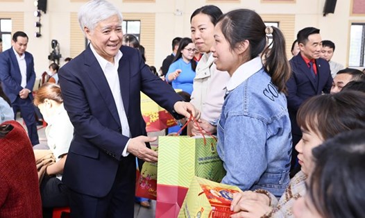 Tháng cao điểm "Vì người nghèo" diễn ra từ ngày 17.10 đến 18.11. Trong ảnh: Ông Đỗ Văn Chiến - Ủy viên Bộ Chính trị, Bí thư Trung ương Đảng, Bí thư Đảng ủy MTTQ, các đoàn thể Trung ương, Chủ tịch Ủy ban Trung ương MTTQ Việt Nam - trao quà cho công nhân lao động có hoàn cảnh khó khăn trên địa bàn tỉnh Hà Nam nhân dịp Tết nguyên đán Ất Tỵ năm 2025. Ảnh: Quang Vinh