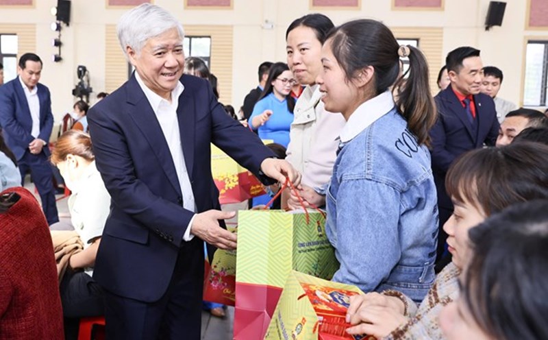 The peak month "For the Poor" takes place from October 17 to November 18. In the photo: Mr. Do Van Chien - Politburo member, Secretary of the Party Central Committee, Secretary of the Party Committee of the Vietnam Fatherland Front, Central Trade Unions, Chairman of the Central Committee of the Vietnam Fatherland Front - presented gifts to workers in difficult circumstances in Ha Nam province on the occasion of the Lunar New Year 2025. Photo: Quang Vinh