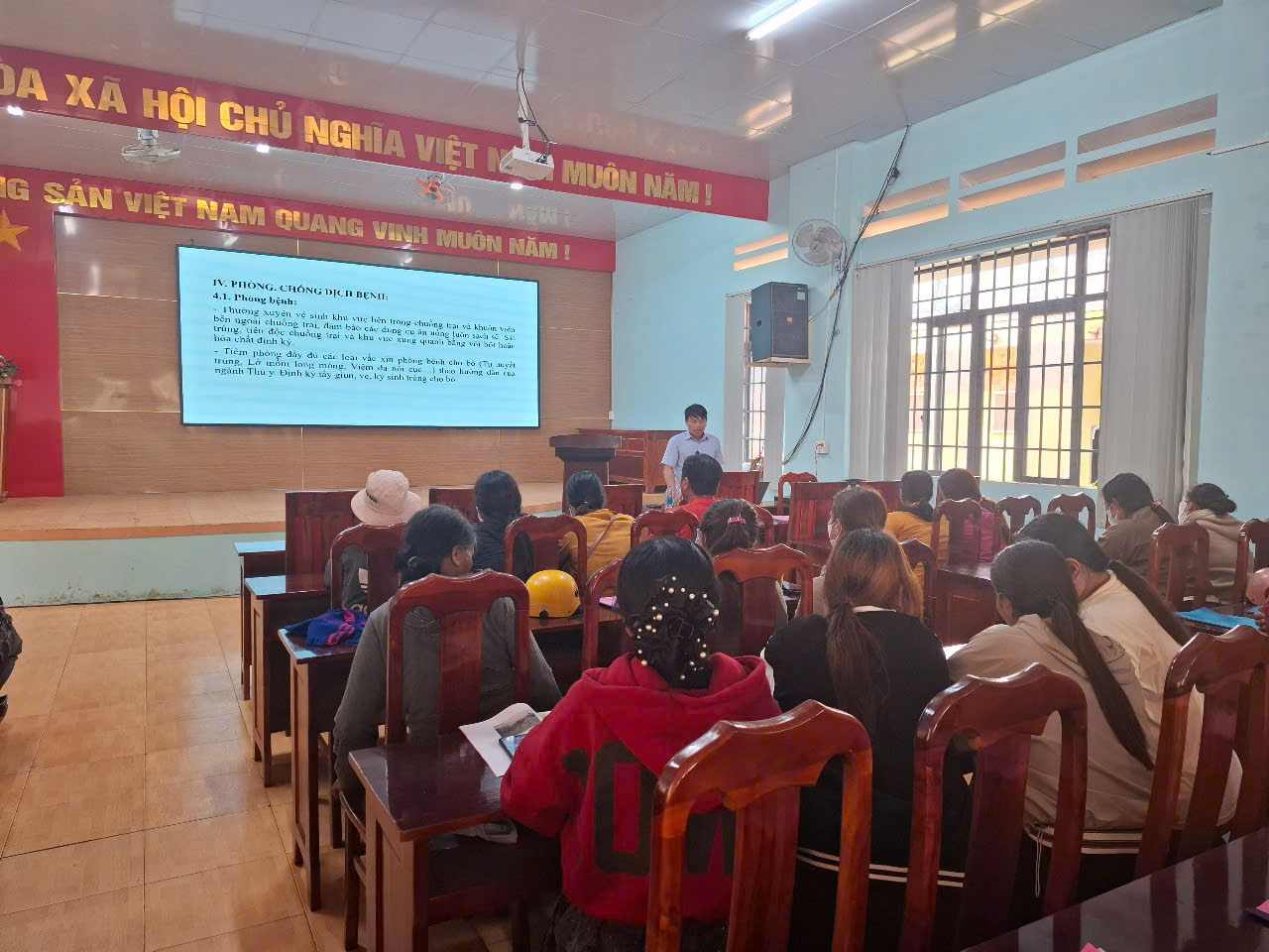 Trong cac buoi tap huan chan nuoi, can bo thuong long ghep viec tuyen truyen, pho bien chinh sach, y nghia cong tac giam ngheo cho ba con. Anh: Bao Lam