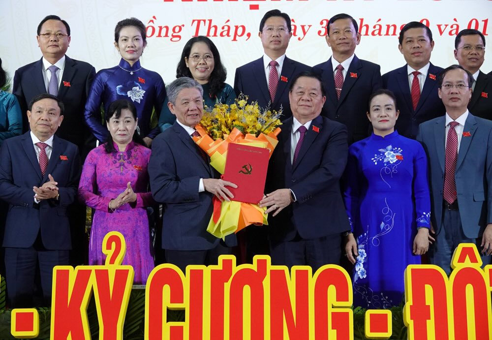 Dong chi Nguyen Trong Nghia - Uy vien Bo chinh tri, Bi thu Trung uong Dang, Truong Ban Tuyen giao va Dan van Trung uong trao Quyet dinh va tang hoa chuc mung dong chi Ngo Chi Cuong – tan Bi thu Tinh uy Dong Thap. Anh: BTC Dai hoi cung cap. 