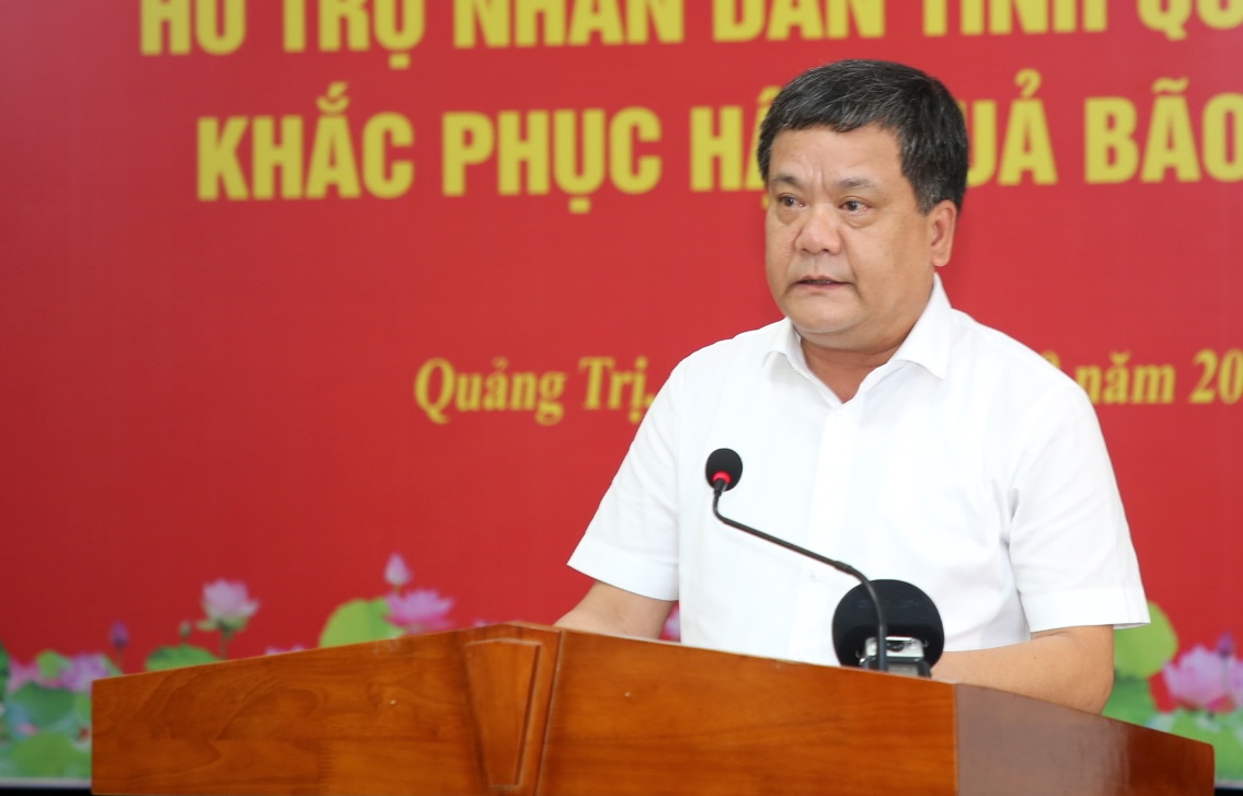 Ong Tran Phong - Chu tich UBND tinh, Truong Ban Chi huy Phong thu dan su tinh Quang Tri bao cao nhanh tinh hinh ung pho bao so 10. Anh: Cong Sang