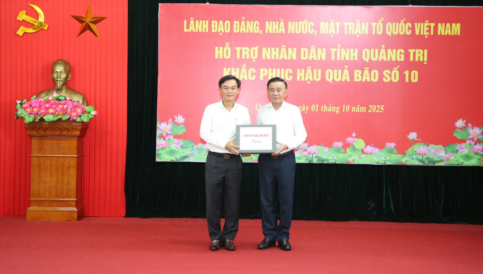 Standing member of the Secretariat Tran Cam Tu visited and presented gifts in Quang Tri. Photo: Cong Sang