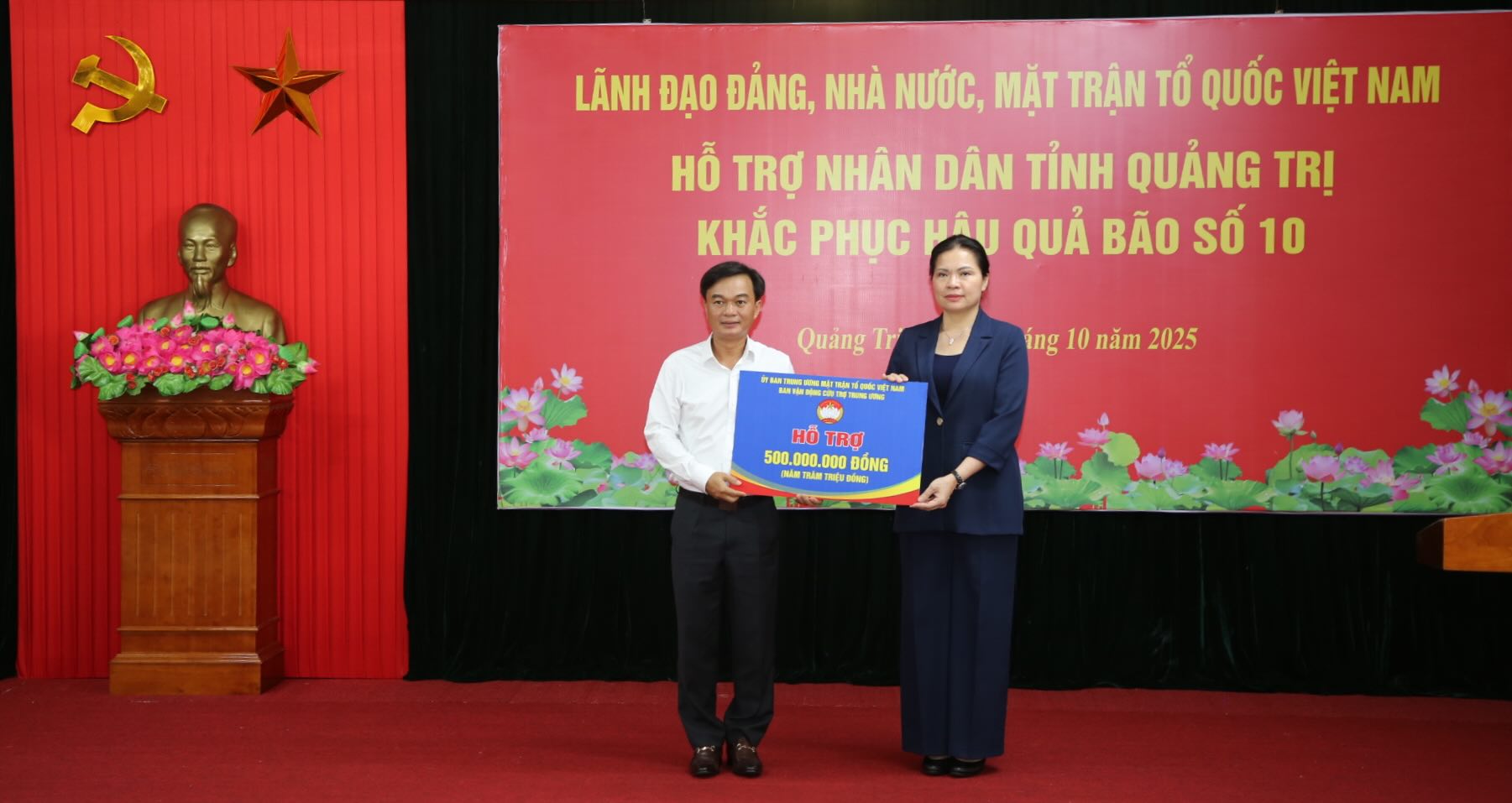 Uy ban Trung uong MTTQ Viet Nam cung trao 500 trieu dong cua Ban van dong cuu tro Trung uong ho tro tinh Quang Tri. Anh: Cong Sang