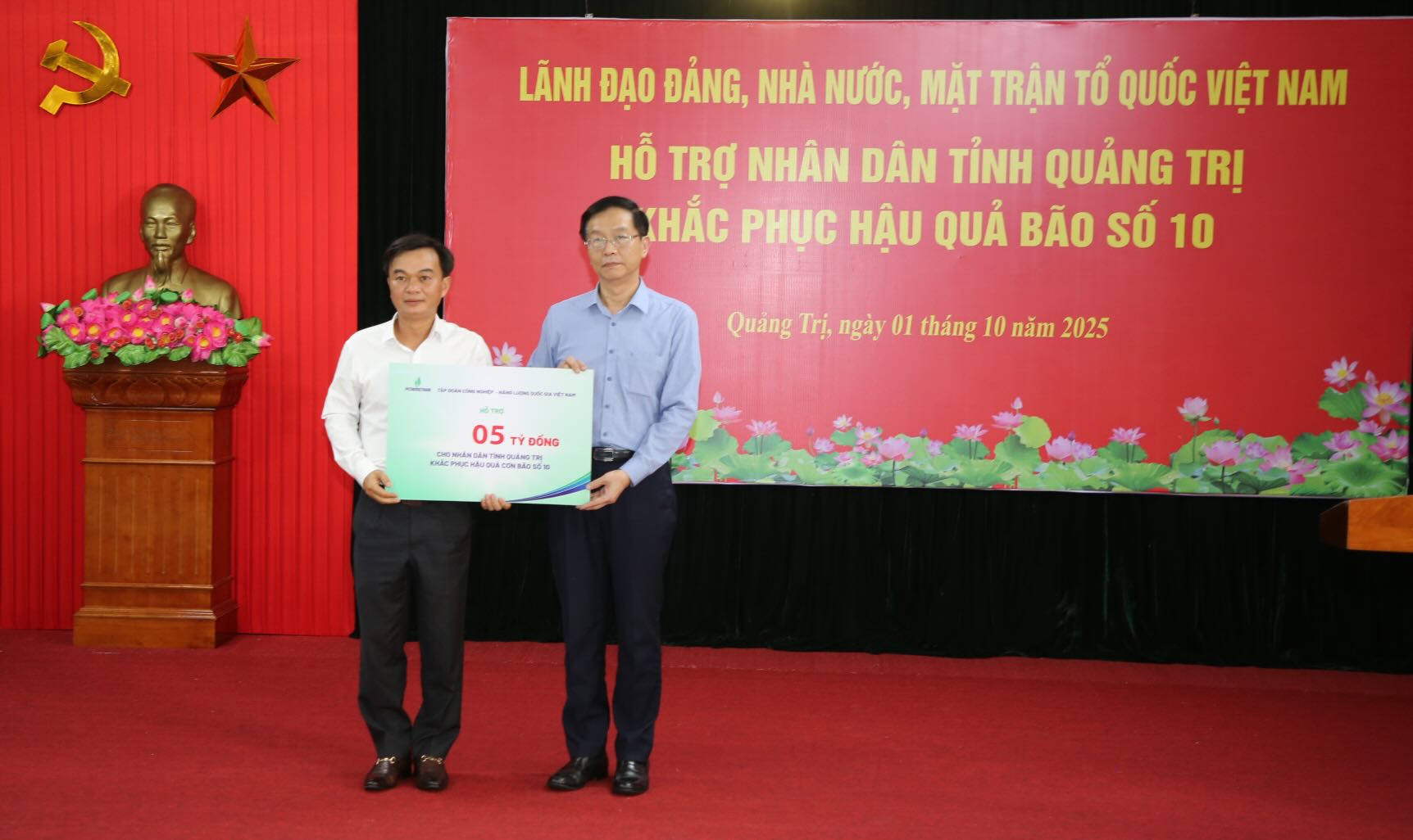 Tap doan Cong nghiep - Nang luong Quoc gia Viet Nam trao 5 ti dong cho tinh Quang Tri. Anh: Cong Sang