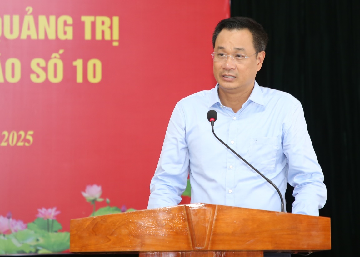 Ong Le Ngoc Quang - Bi thu Tinh uy Quang Tri phat bieu tai buoi trao qua. Anh: Cong Sang
