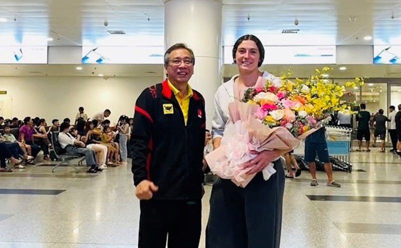 The leaders of VTV Binh Dien Long An team welcomed foreign players to Vietnam. Photo: VTVBDLA