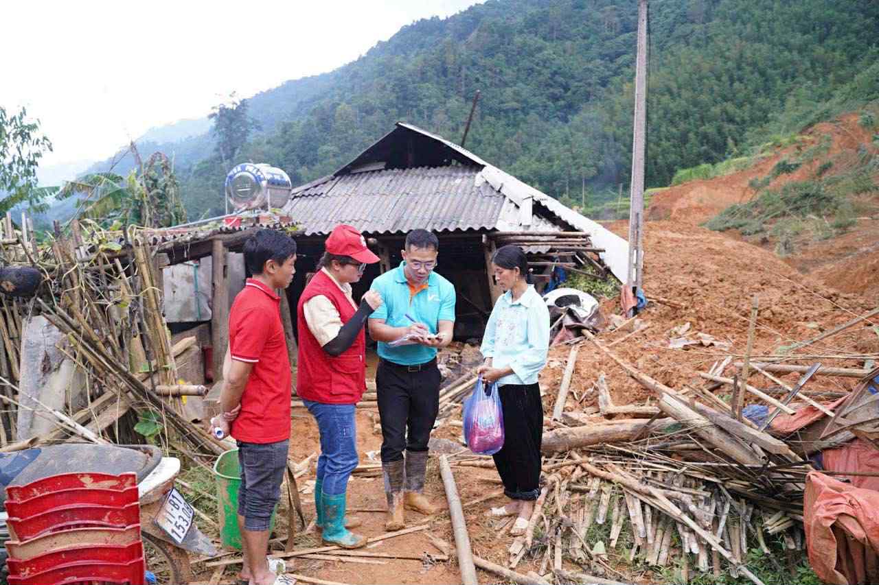 A representative of Vingroup Corporation once presented gifts to support people in mountainous areas affected by storms and floods. Photo: Vingroup