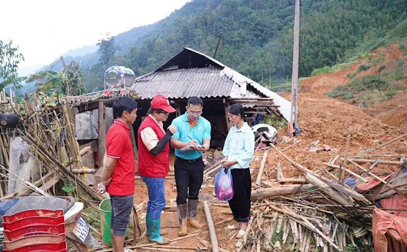 A representative of Vingroup Corporation once presented gifts to support people in mountainous areas affected by storms and floods. Photo: Vingroup