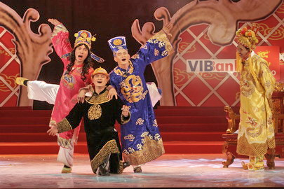 Tao Quan 2009での「Lut tu nga tu duong pho」パフォーマンス。大雨のたびにハノイの洪水状況を嘲笑する歌。写真:VTV