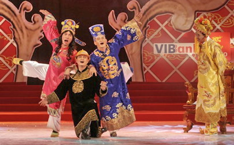 Flood performance from street intersection in Tao Quan 2009. The song is lyrics about the current flooding situation in Hanoi after each heavy rain. Photo: VTV