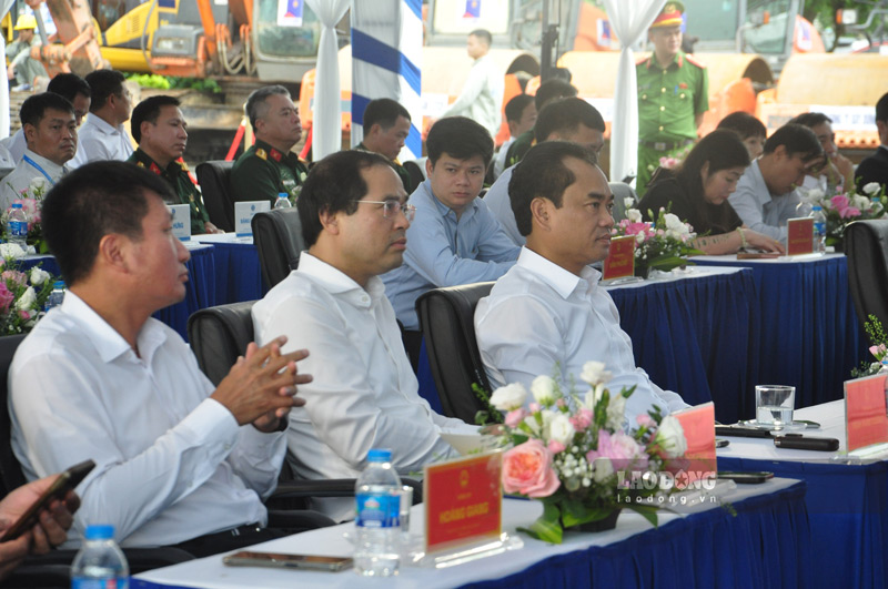 Tu trai qua phai la Chu tich UBND tinh Lao Cai Tran Huy Tuan, Bi thu Tinh uy Thai Nguyen Trinh Xuan Truong va Bi thu Tinh uy Lao Cai Trinh Viet Hung tham du le khoi cong mo rong cao toc Noi Bai - Lao Cai. Anh: Dinh Dai