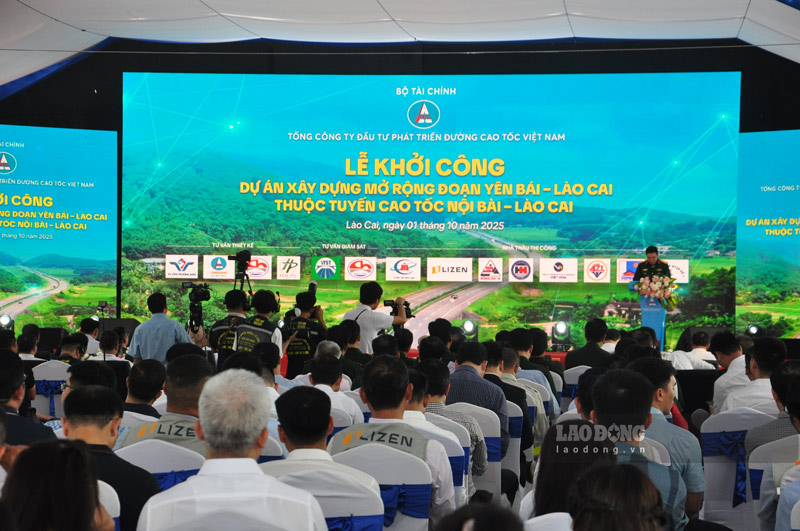 Toan canh le khoi cong cao toc Noi Bai - Lao Cai. Anh: Dinh Dai