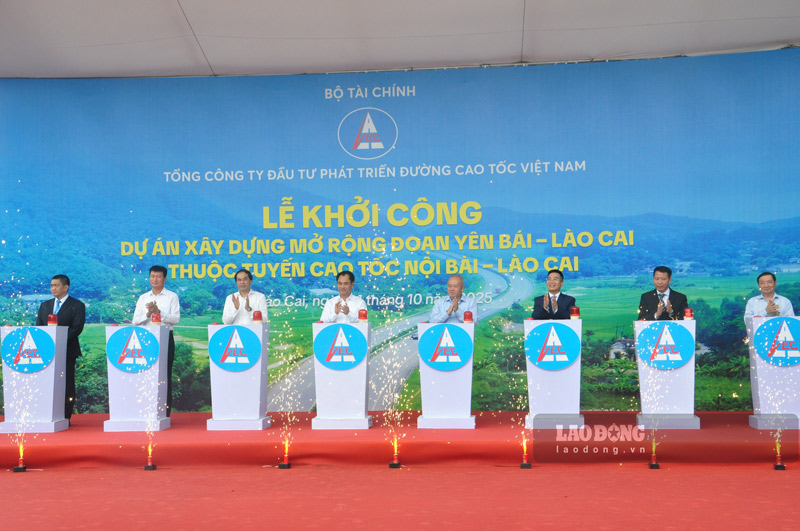 Delegates perform the groundbreaking ceremony. Photo: Dinh Dai