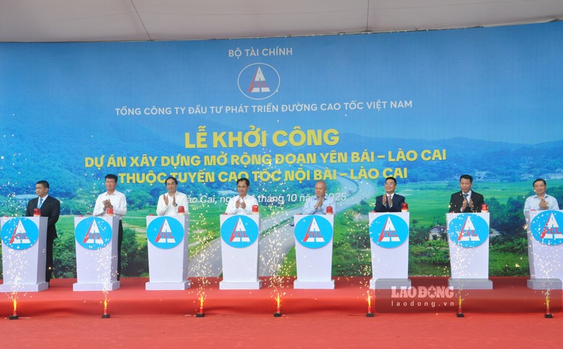 Delegates perform the groundbreaking ceremony. Photo: Dinh Dai