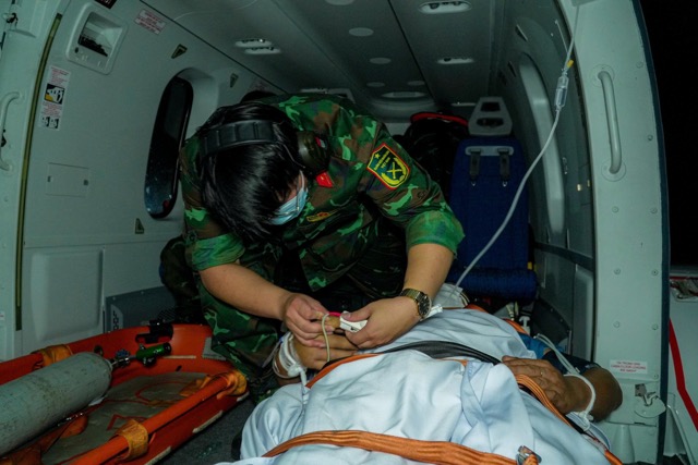 Remettre en securite 3 patients de l'archipel de Truong Sa sur le continent. Photo : BVCC