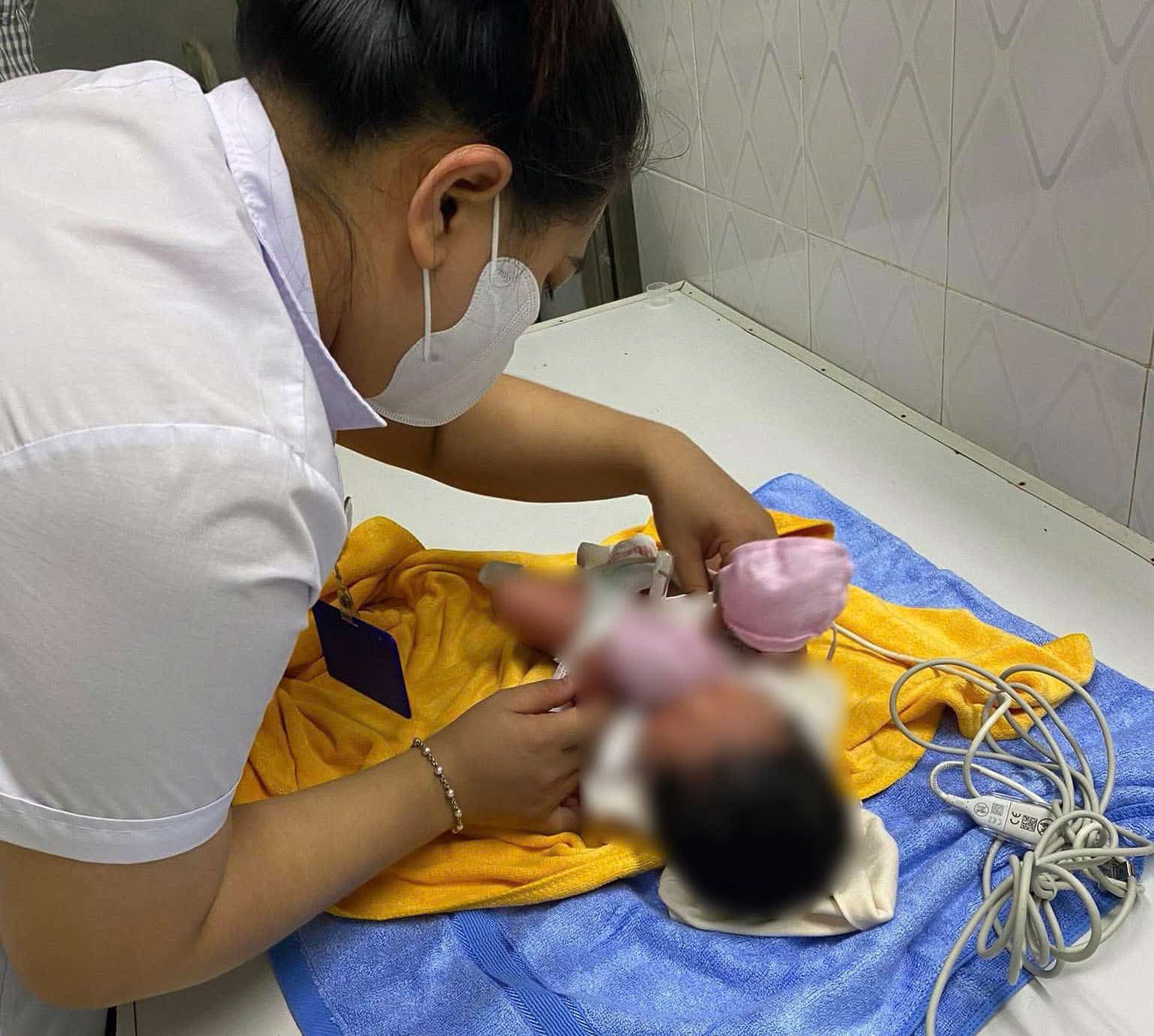 People discovered a newborn baby girl in Khanh Hoabi abandoned behind a temple. Photo: Duc Thao