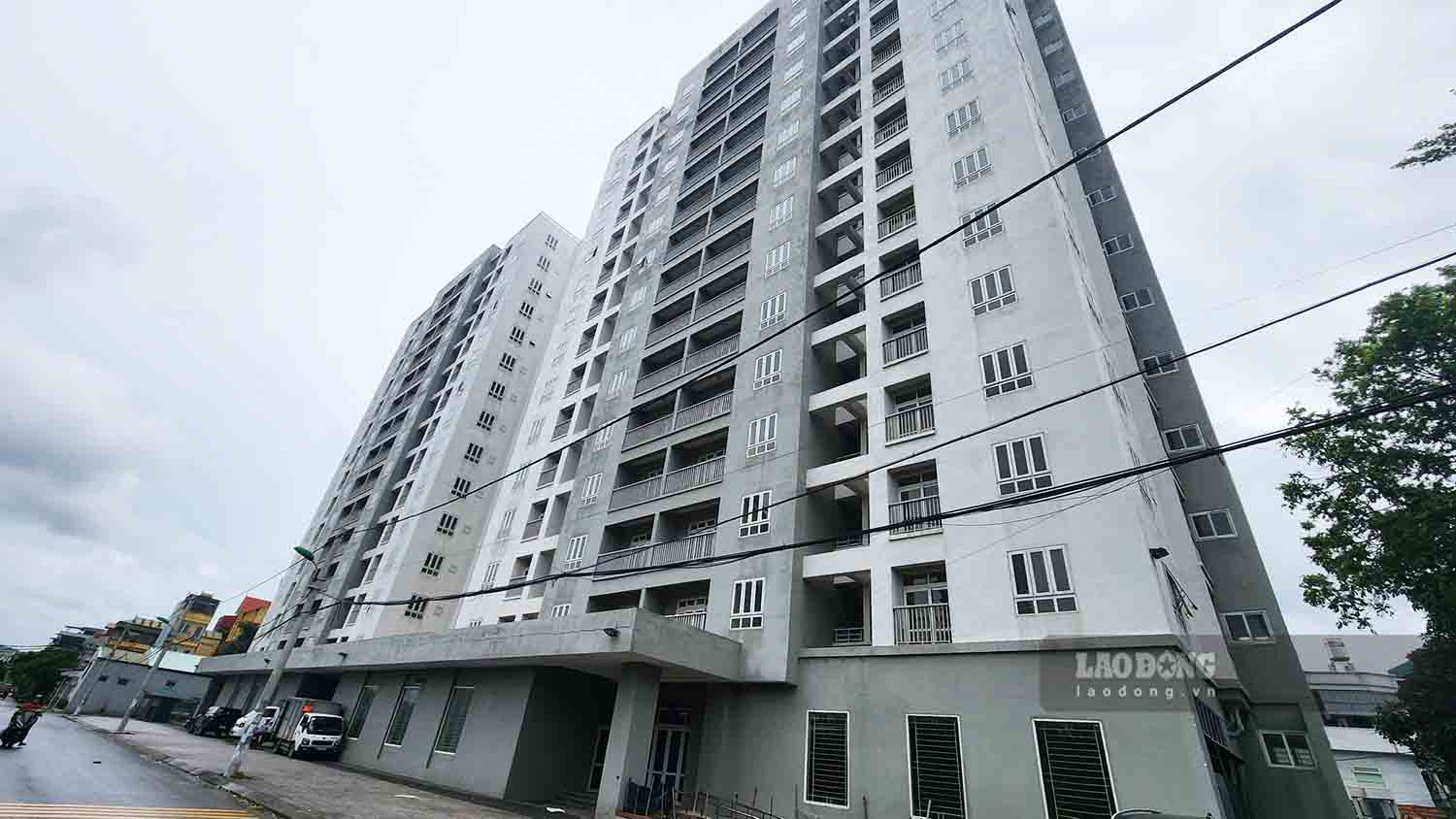 Casa de reasentamiento en la calle Khuyen Luong barrio de Linh Nam construida hace muchos años sin nadie que venga a vivir. Foto: Viet Bac.
