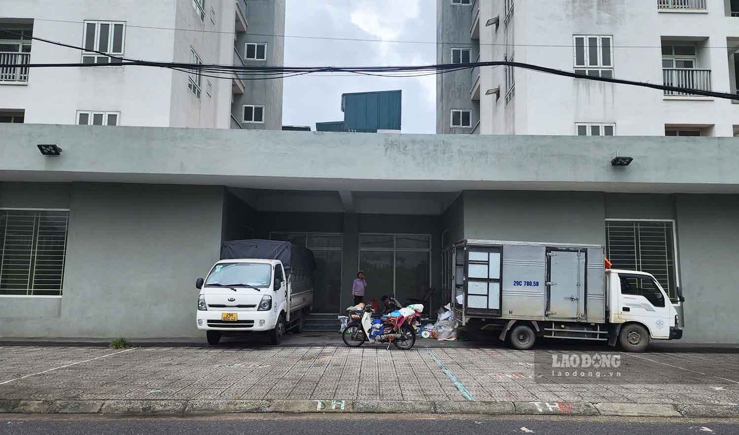 Sanh truoc toa nha lam noi tap ket, trung chuyen hang hoa. Anh: Viet Bac.
