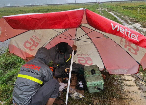 Nhan su Viettel duoc dieu dong ung cuu xuyen dem den sang tai cac diem nong. Anh: Viettel cung cap