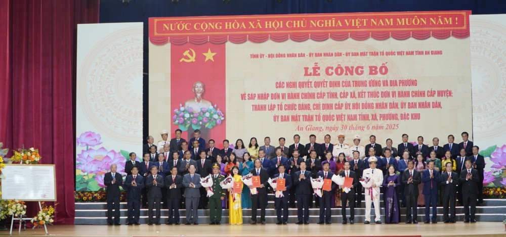 Launching the An Giang Provincial Party Committee Executive Committee for the 2020-2025 term. Photo: Nguyen Anh