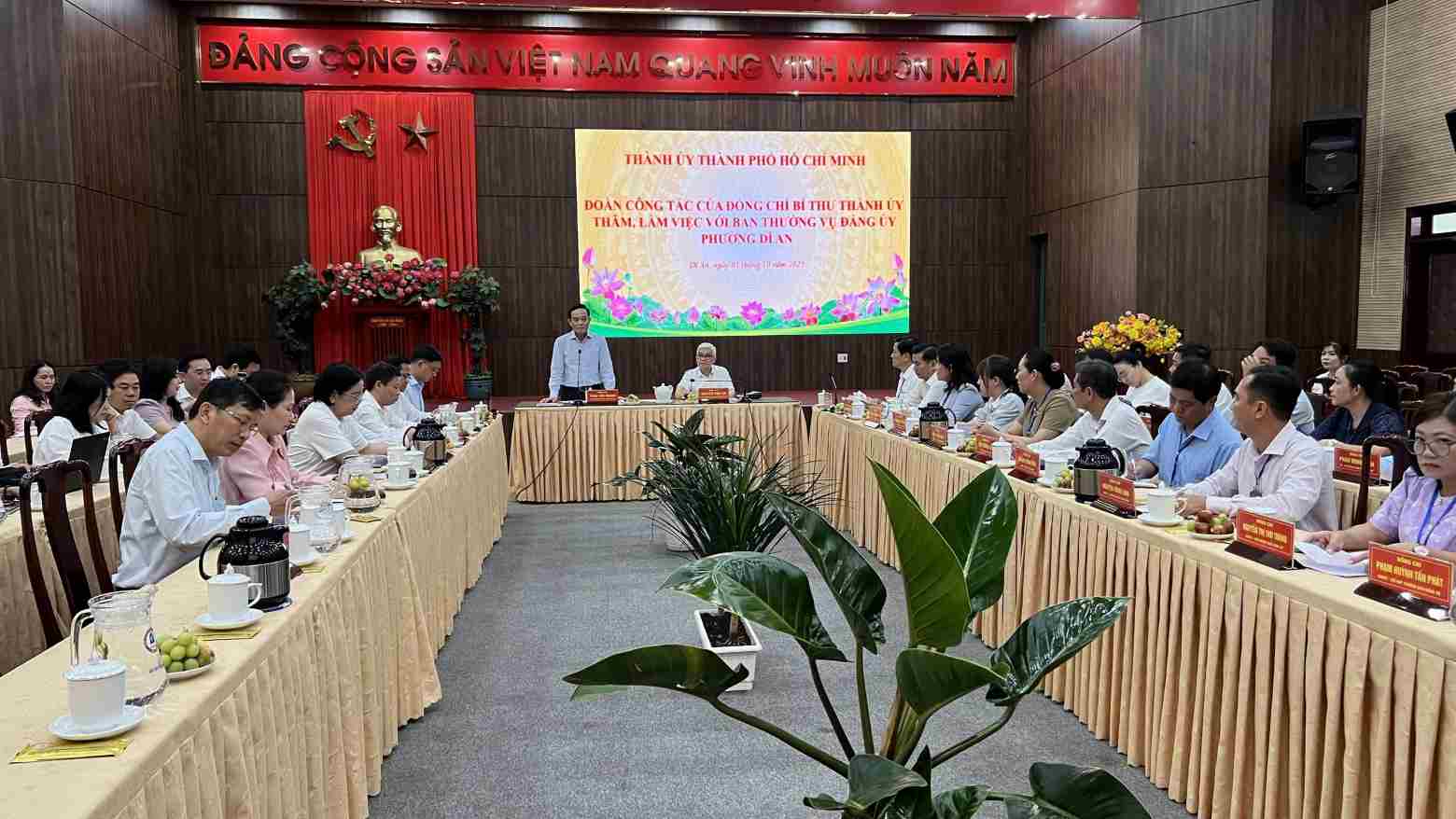 ong Tran Luu Quang cung doan cong tac den khao sat tinh hinh hoat dong cua Trung tam Phuc vu hanh chinh cong phuong Di An