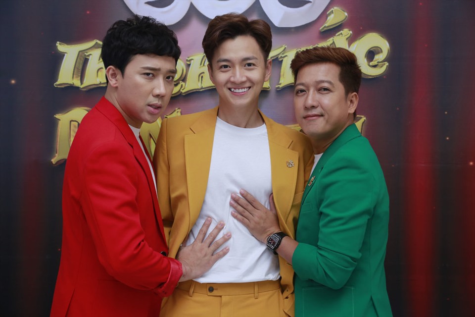 Bo ba gom MC Ngo Kien Huy, giam khao Tran Thanh va Truong Giang trong “Thach thuc danh hai“. Anh: Nha san xuat