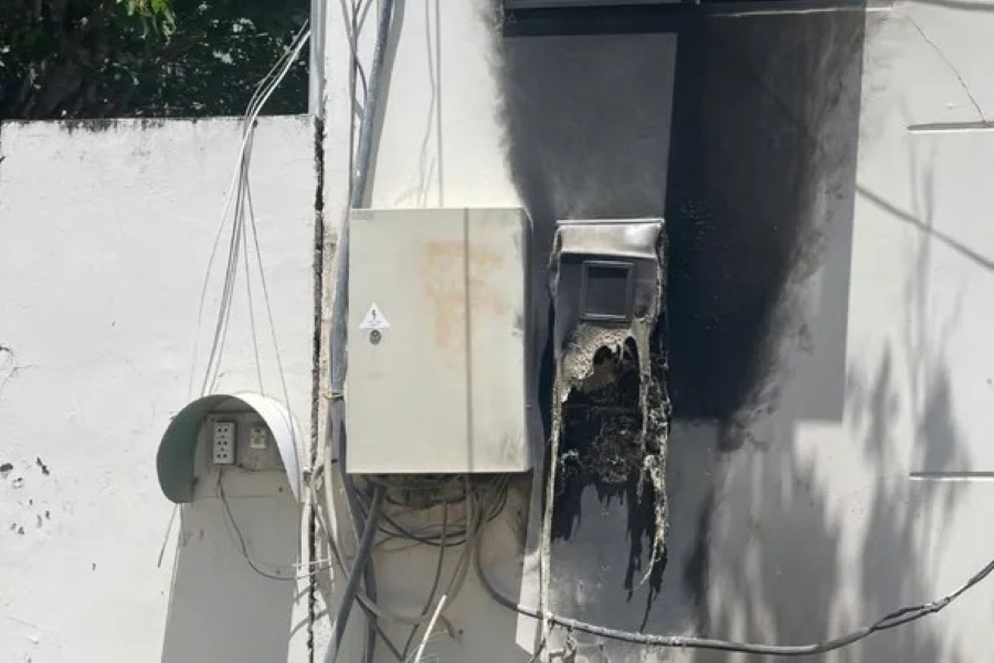 The power outage area evacuated about 1,400 students. Photo: Khanh Chi