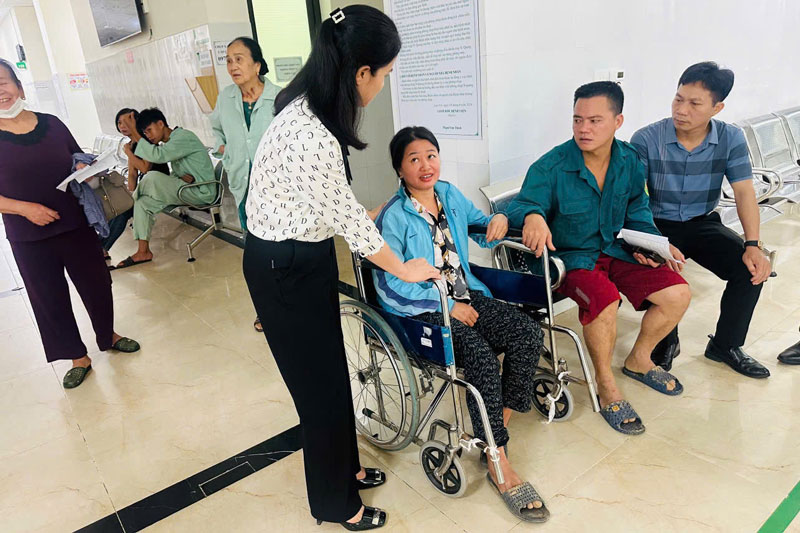 Lanh dao xa Bao Thang tham hoi nan nhan dang duoc dieu tri tai Benh vien Da khoa so 2 cua tinh. Anh: NDCC