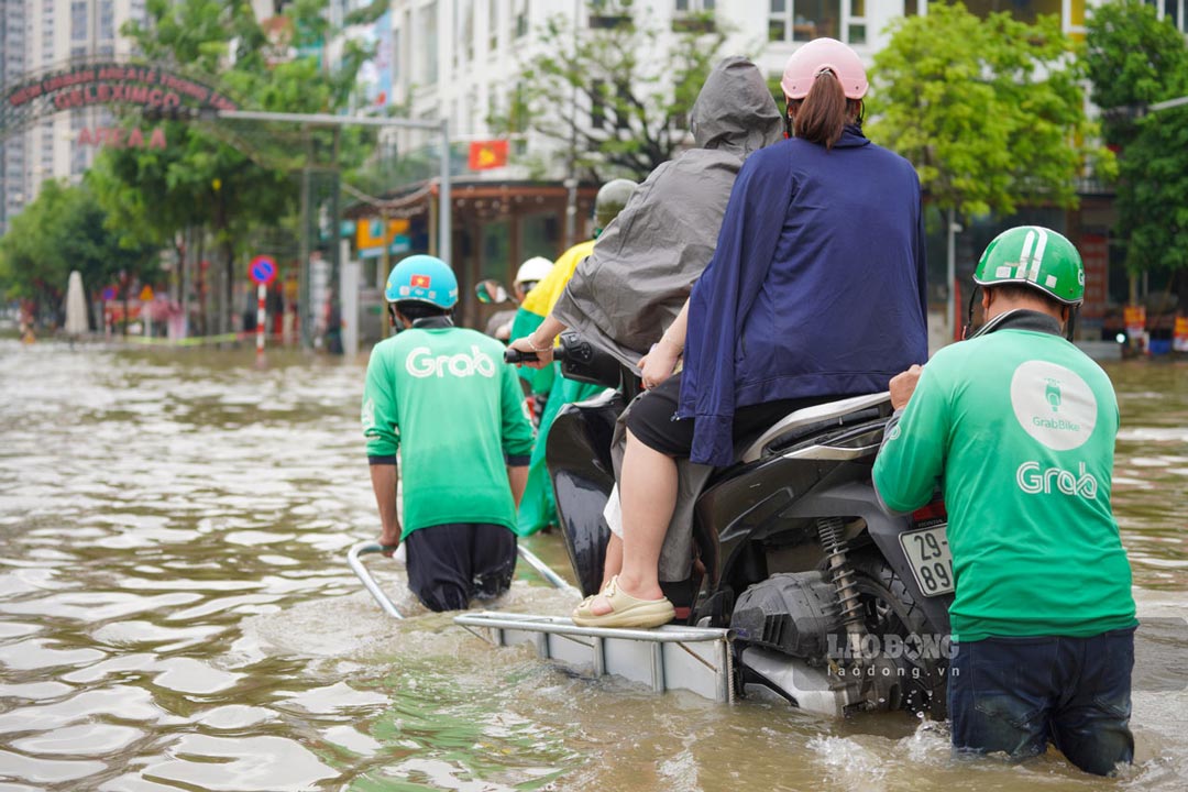 The job of pulling a car through a flooded point earns millions of dong/day, motorbike taxi drivers also change jobs "temporarily"