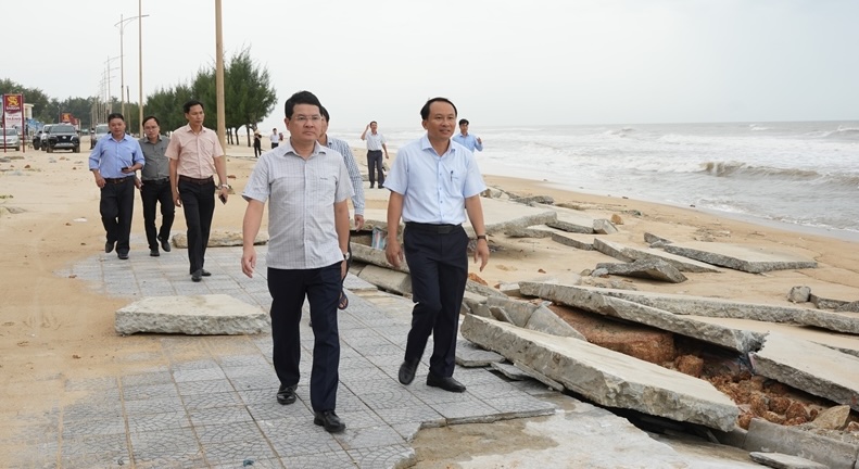 Sau bao, ong Hoang Hai Minh, Pho Chu tich UBND TP Hue cung lanh dao cac co quan lien quan truc tiep den kiem tra hien trang. Ong Minh yeu cau dia phuong phoi hop voi cac luc luong khan truong tinh toan phuong an gia co kip thoi, tranh thu thoi tiet nang trong tuan nay de thi cong nham ung pho voi nhung con bao co the manh hon trong thoi gian toi. 