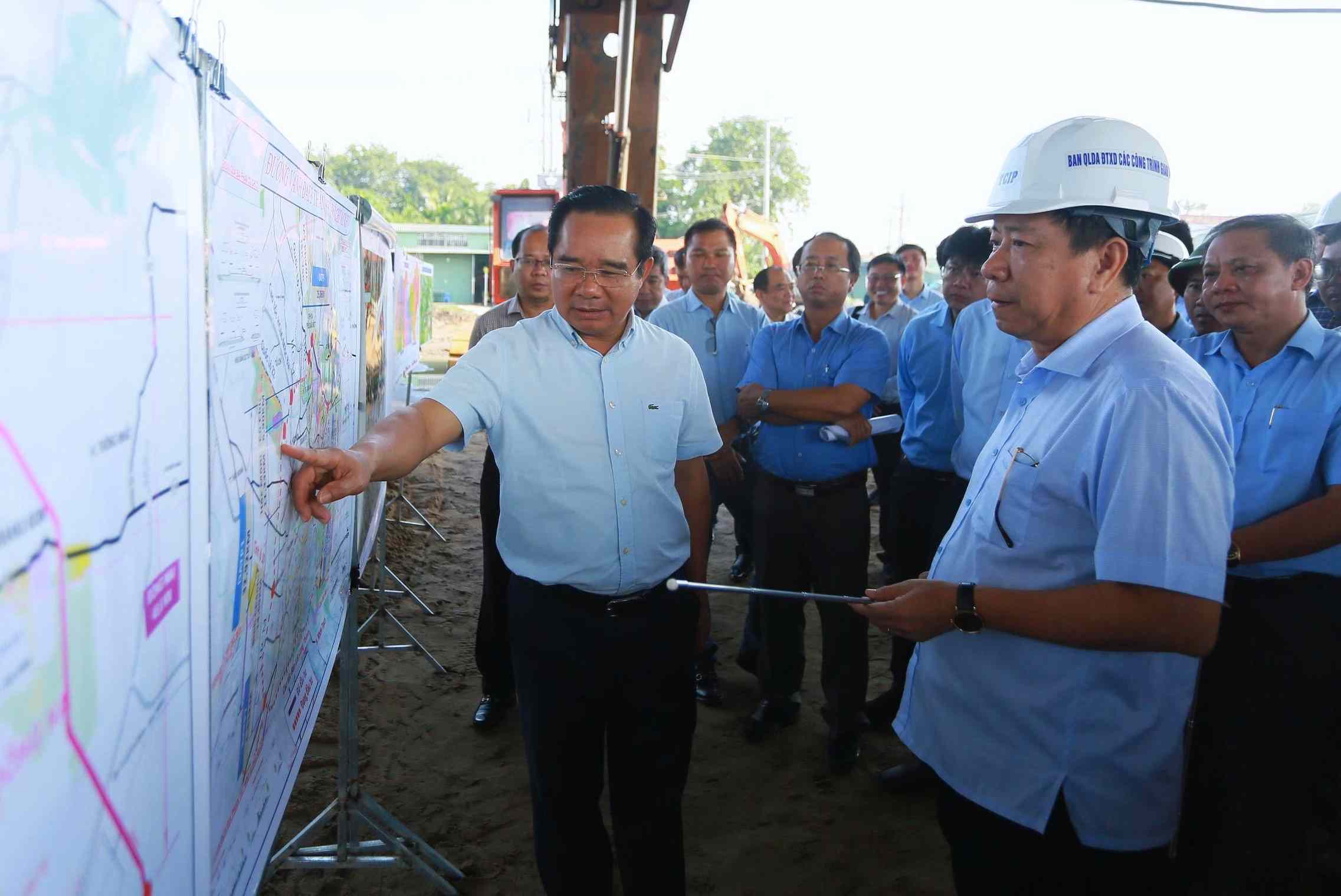 Chu tich UBND TPHCM Nguyen Van Duoc cac du an sang ngay 1.10. Anh: Minh Quan
