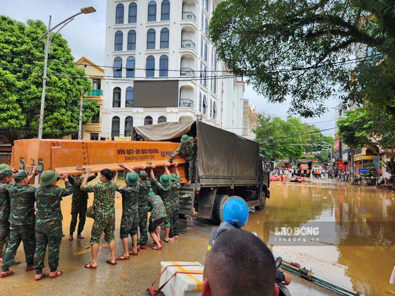 Binh doan Cong binh 575, Quan khu I duoc huy dong de ho tro Cao Bang khac phuc hau qua mua lu. Anh: Tan Van