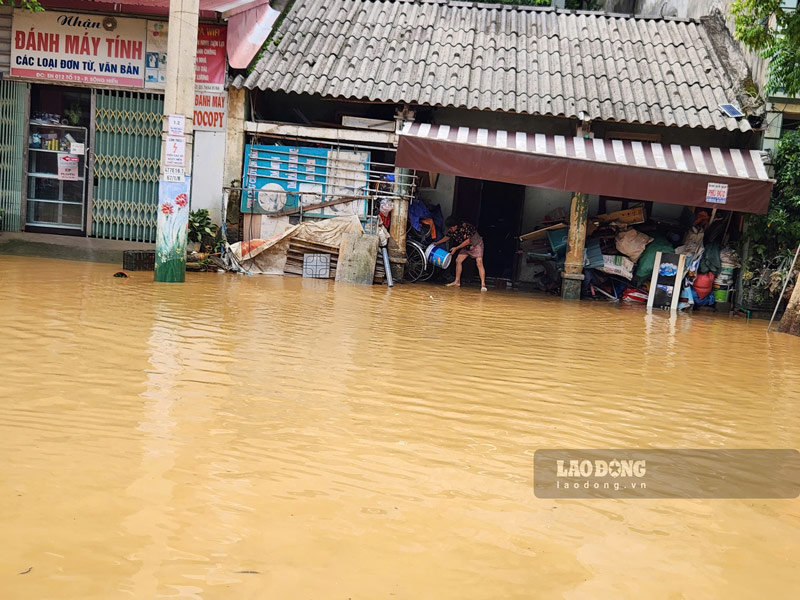 Nuoc rut den dau, nguoi dan don dep toi do. Anh: Tan Van