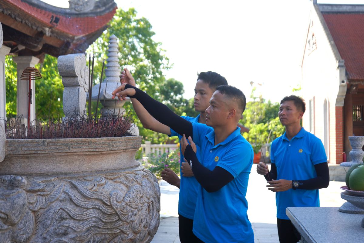 Cac cau thu dang huong dong chi Nguyen Duc Canh. Ảnh: Mai Dung