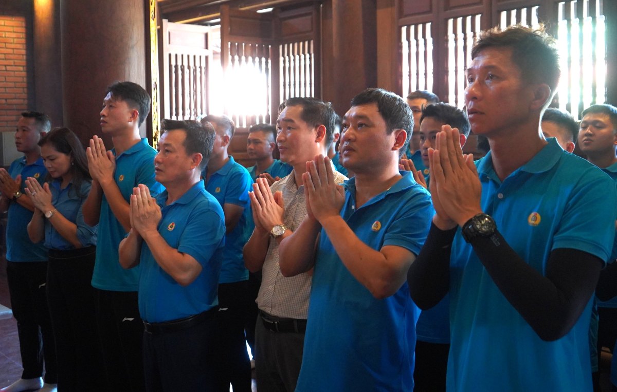Dai dien lanh dao LDLD TP Hai Phong cung doi bong dang huong tai Nha tuong niem dong chi Nguyen Duc Canh. Ảnh: Mai Dung