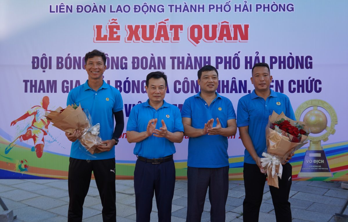 Dai dien lanh dao LDLD thanh pho tang qua cho dai dien doi bong. Ảnh: Mai Dung